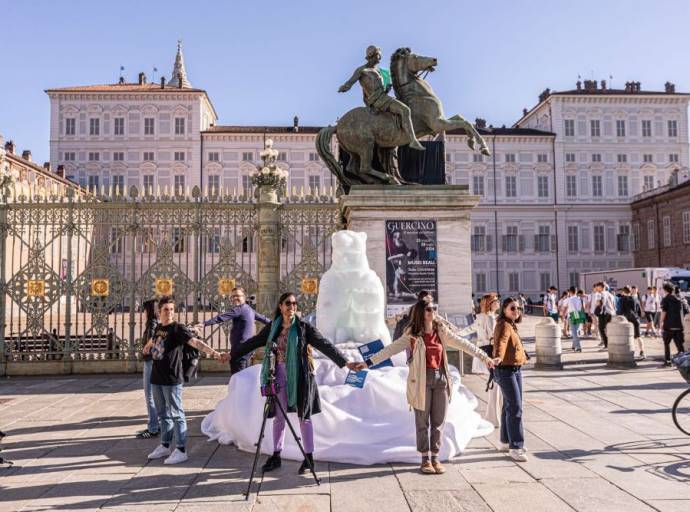 E' un orso di ghiaccio a rapido scioglimento la mascotte della Giornata della Terra di Torino 2024